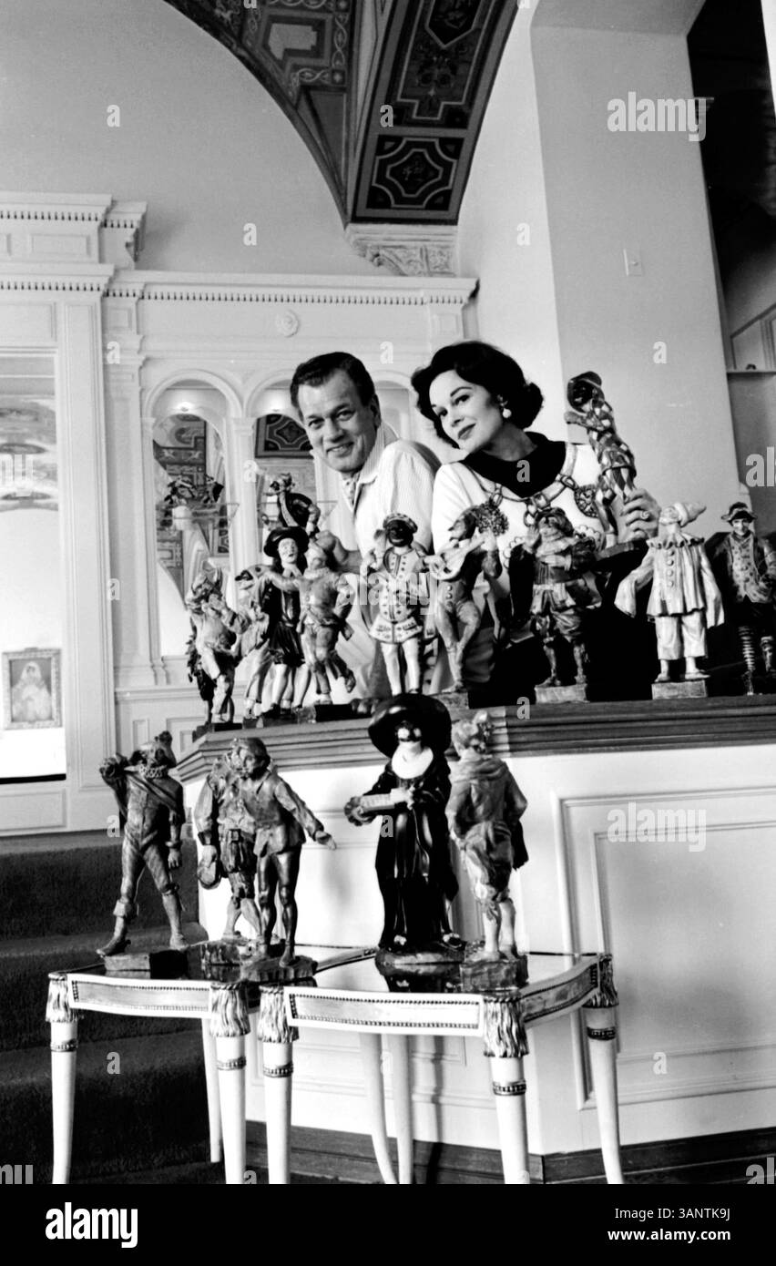1 GENNAIO 2011 - JOSEPH COTTEN E SUA MOGLIE PATRICIA MEDINA CON UNA PARTE DELLA VASTA COLLEZIONE DELL'ATTORE DI COMMEDIA DELL'ARTE NELLA LORO VILLA IN STILE ITALIANO A PACIFIC PALISADES, CA.#21143.Â©BILL KOBRYN/(CREDIT IMAGE: © GLOBE PHOTOS/ZUMAPRESS.COM) Foto Stock