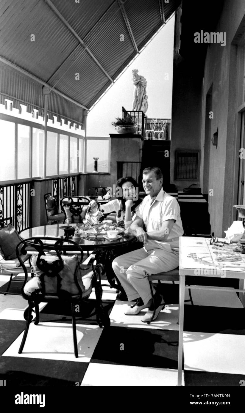 1 GENNAIO 2011 - JOSEPH COTTEN E SUA MOGLIE PATRICIA MEDINA SULLA TERRAZZA DELLA LORO VILLA IN STILE ITALIANO CON VISTA SULL'OCEANO A PACIFIC PALISADES, CA.#21143.Â©BILL KOBRYN/(CREDIT IMAGE: © GLOBE PHOTOS/ZUMAPRESS.COM) Foto Stock