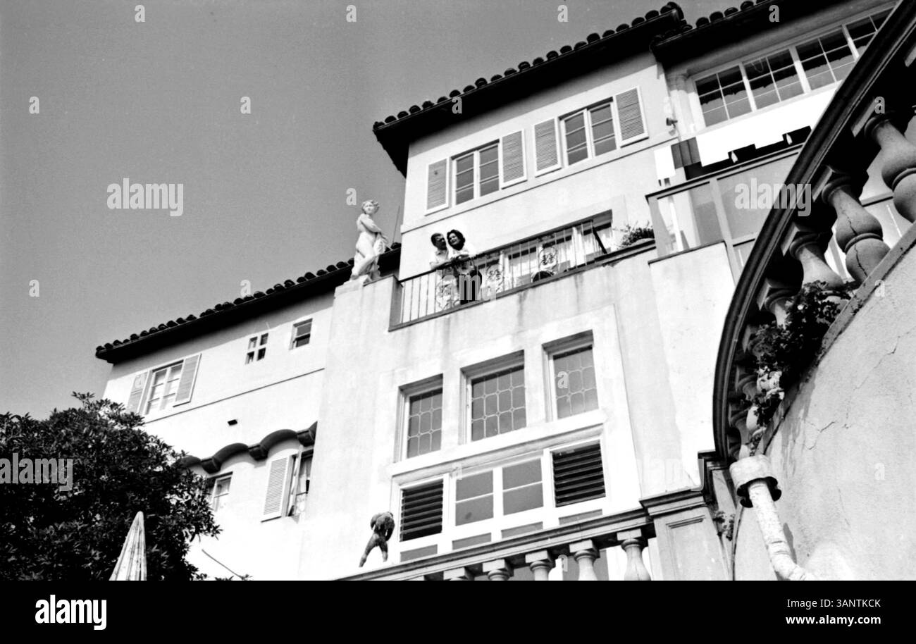 1 GENNAIO 2011 - JOSEPH COTTEN E SUA MOGLIE PATRICIA MEDINA SULLA TERRAZZA DELLA LORO VILLA IN STILE ITALIANO CON VISTA SULL'OCEANO A PACIFIC PALISADES, CA.#21143.Â©BILL KOBRYN/(CREDIT IMAGE: © GLOBE PHOTOS/ZUMAPRESS.COM) Foto Stock