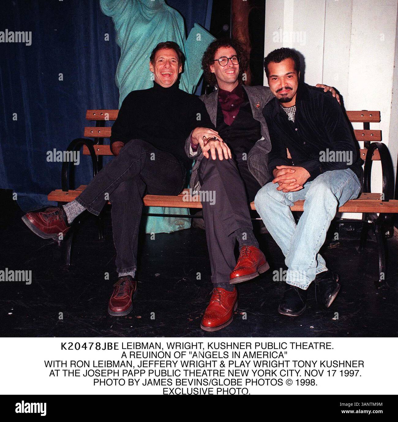 1 GENNAIO 2011 - K20478JBE LEIBMAN, WRIGHT, KUSHNER PUBLIC THEATER..A REUINON OF ''ANGELS IN AMERICA'' CON RON LEIBMAN, JEFFERY WRIGHT & PLAY WRIGHT TONY KUSHNER AL JOSEPH PAPP PUBLIC THEATER DI NEW YORK CITY. 17 NOVEMBRE 1997.. JAMES BEVINS/ 1998.. EXCULSIVE (immagine di credito: © Globe Photos/ZUMAPRESS.com) Foto Stock