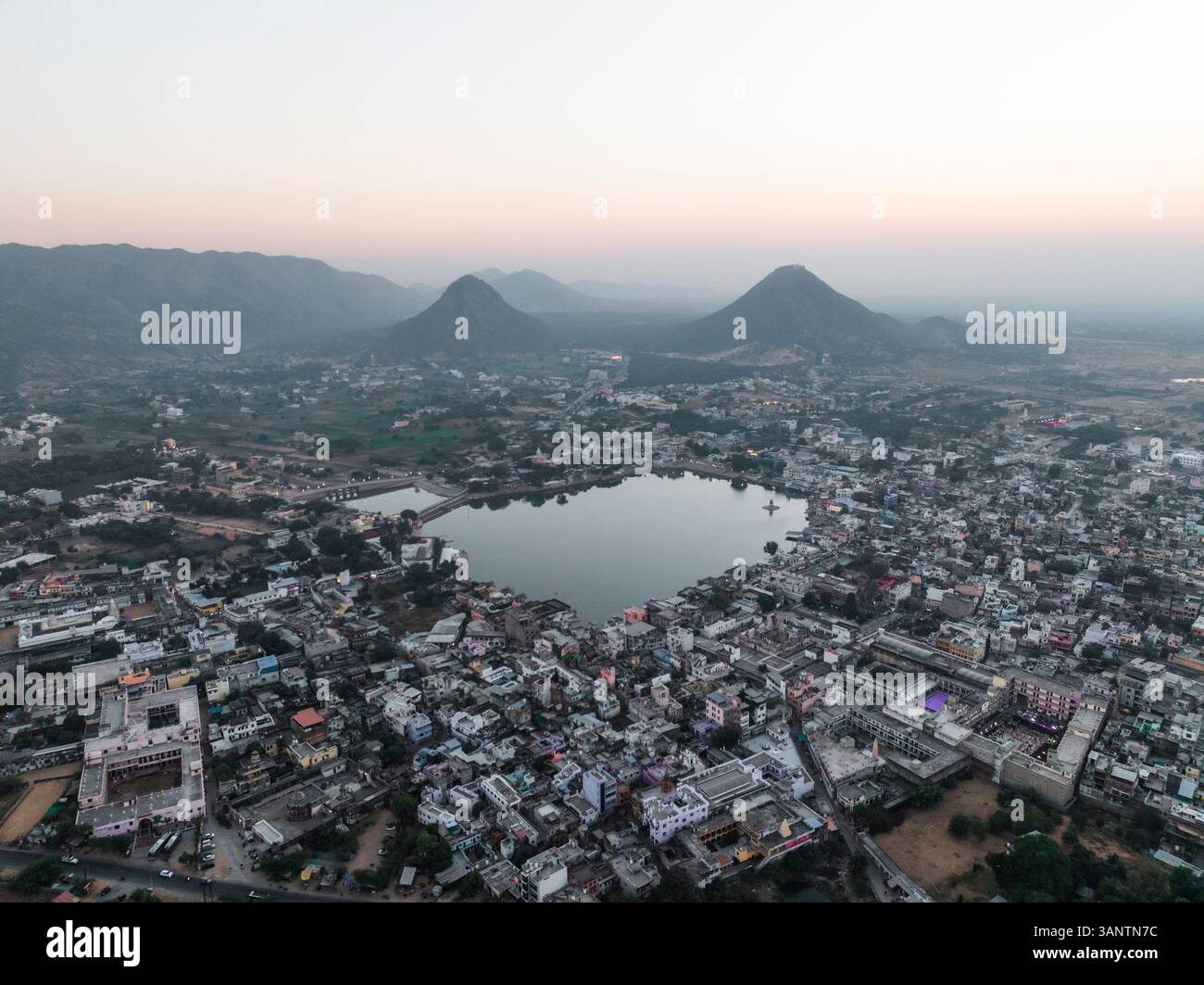 Vista aerea del lago Pushkar con città panoramica e montagne al tramonto, Pushkar, Rajasthan, India. Foto Stock