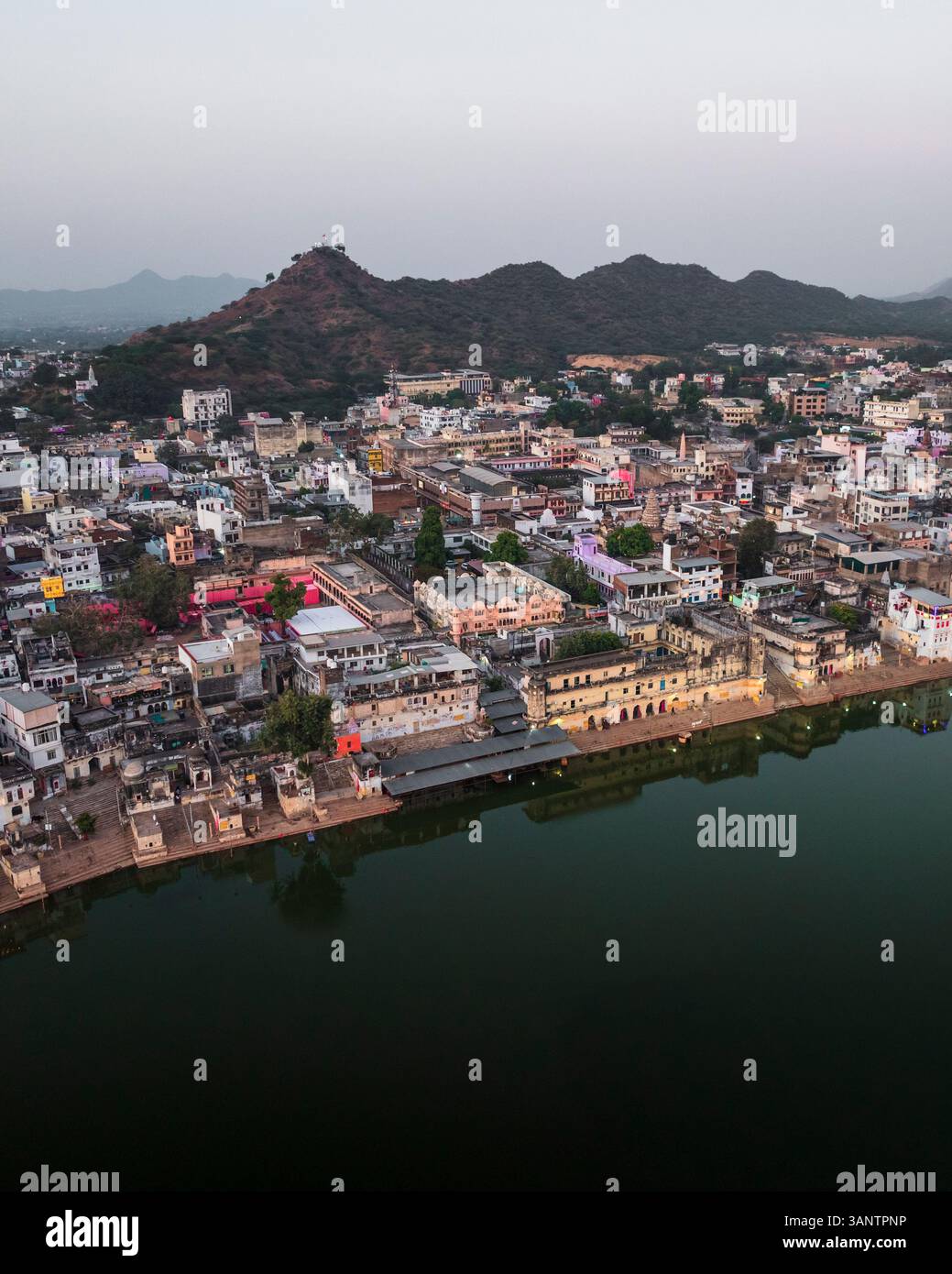 Vista aerea del lago Pushkar con riflessi sereni e vivaci ghat, Pushkar, India. Foto Stock