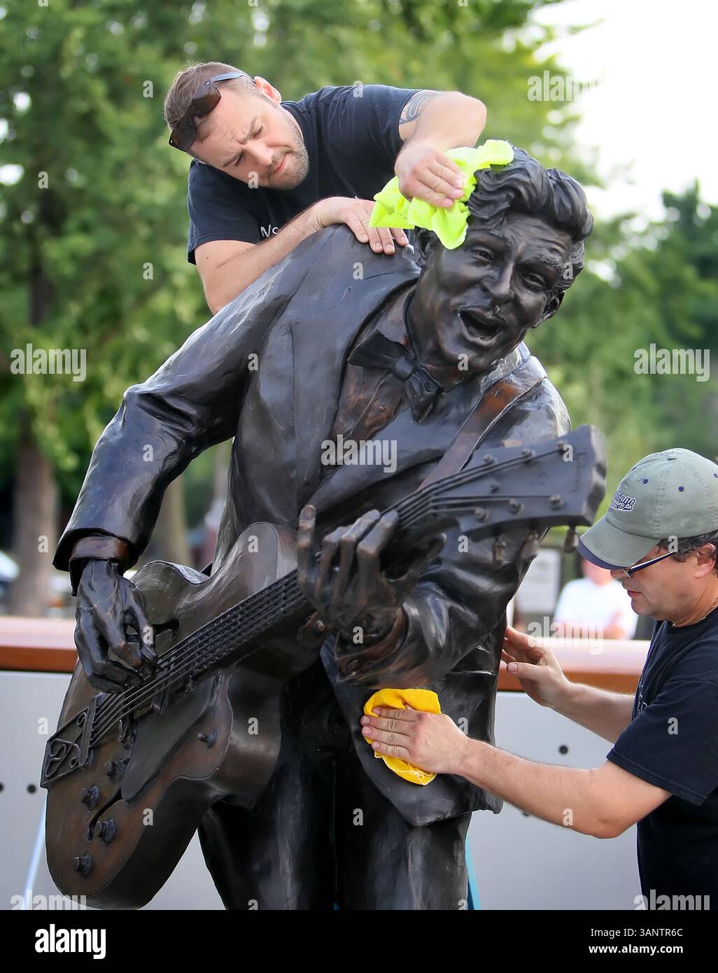29 luglio 2011 - University City, MO, USA - Mikhail Matveyev, TOP, e Vlad Zhitomirsky, da VMD Sculpting, lucida una statua della leggenda della musica rock Chuck Berry a University City, Missouri, venerdì 29 luglio 2011. Berry ha partecipato alla dedica più tardi nel corso della giornata. (Immagine di credito: © David Carson/St. Louis Post-Dispatch/MCT/ZUMAPRESS.com) Foto Stock