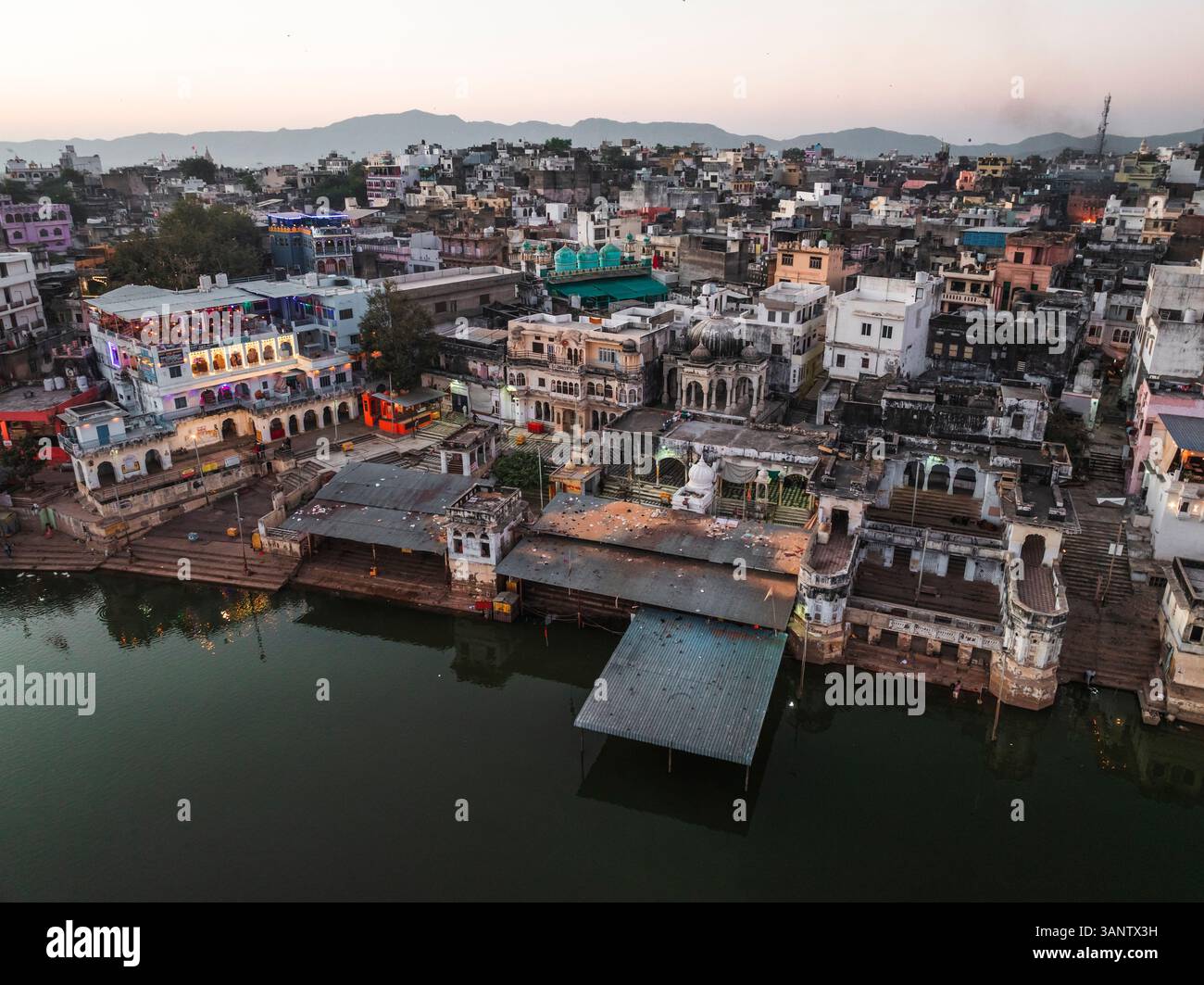 Vista aerea del lago Pushkar con ghat ed edifici colorati, Pushkar, India. Foto Stock