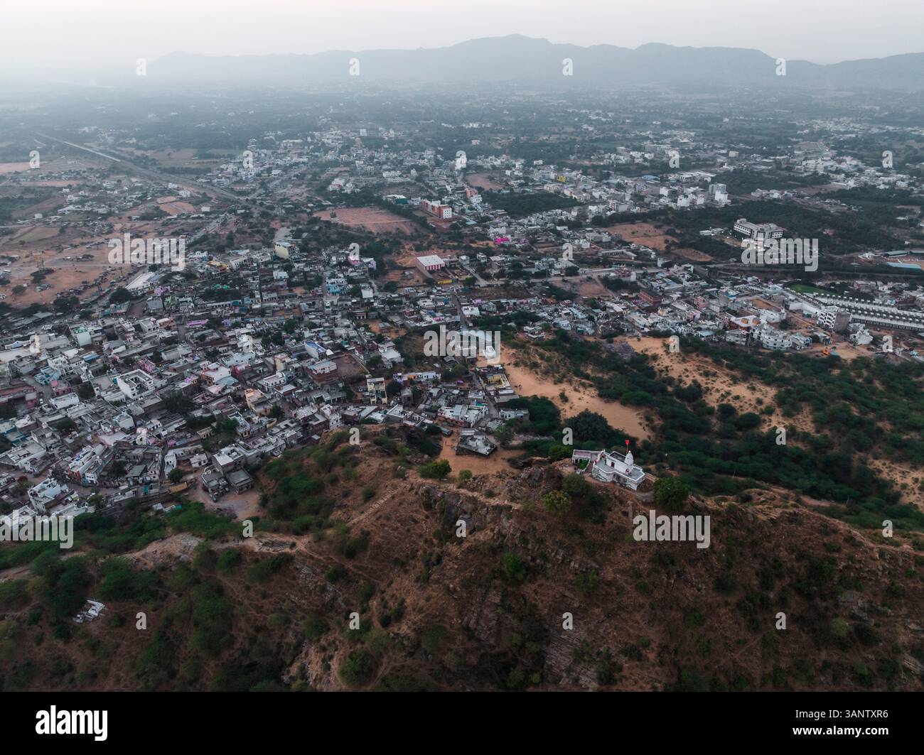 Vista aerea della splendida città di Pushkar circondata da colline e montagne, Rajasthan, India. Foto Stock