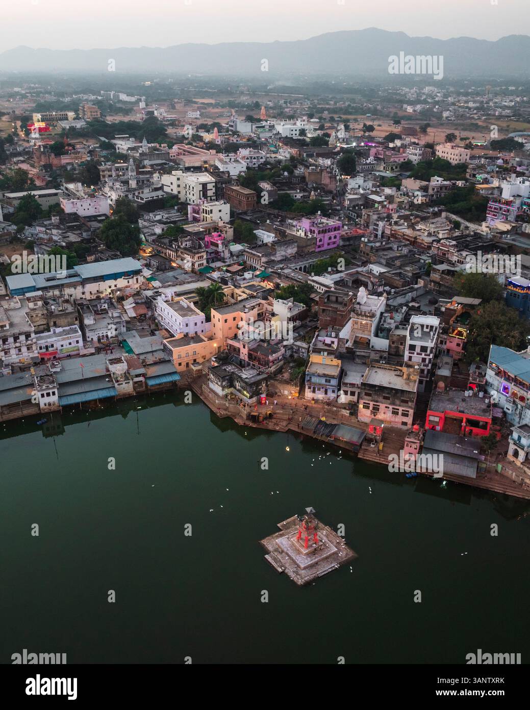 Vista aerea del lago Pushkar circondato da edifici colorati e templi durante il tramonto, Pushkar, Rajasthan, India. Foto Stock