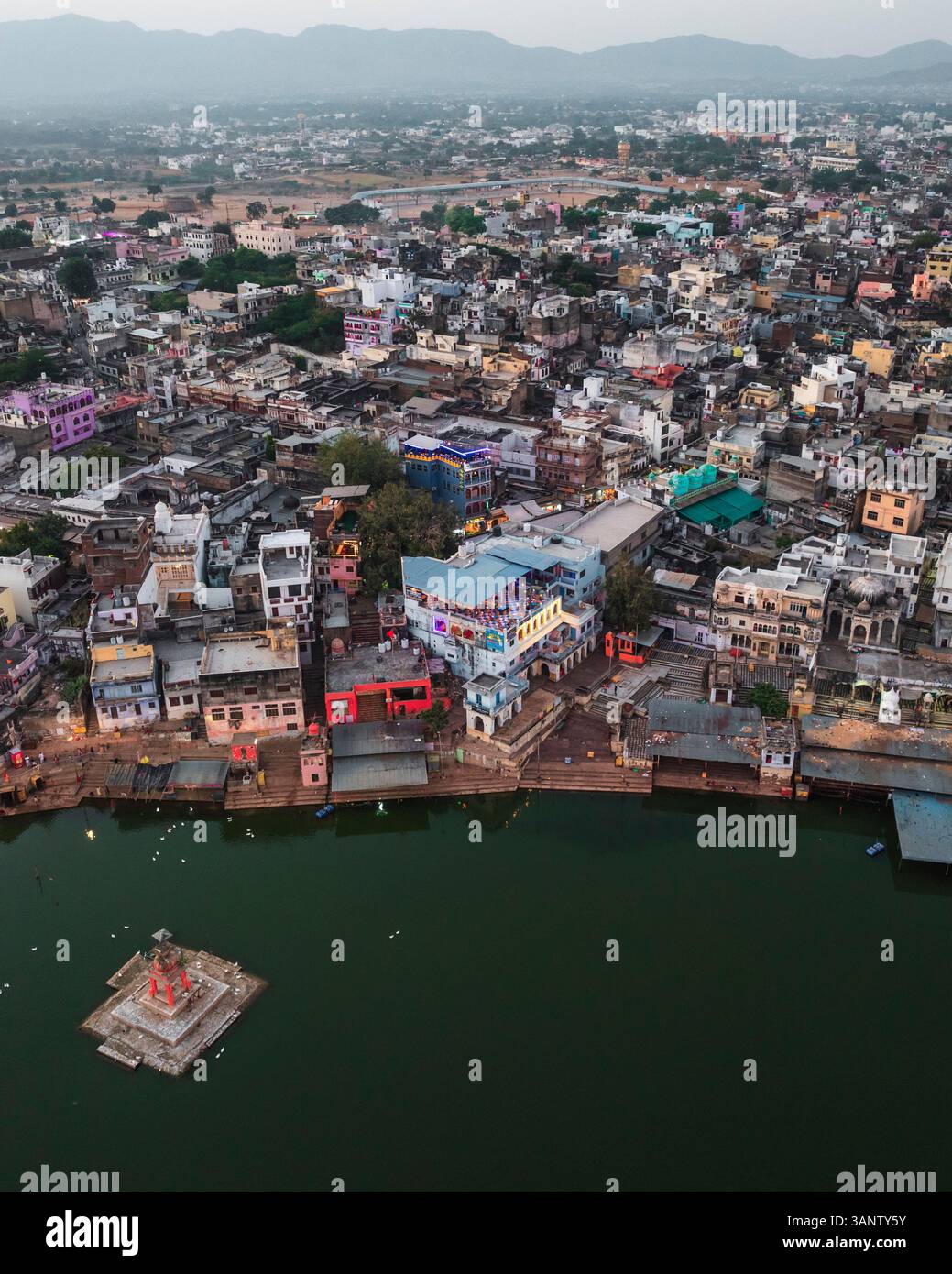 Vista aerea di edifici colorati e del tranquillo lago Pushkar con ghati e templi, Pushkar, Rajasthan, India. Foto Stock