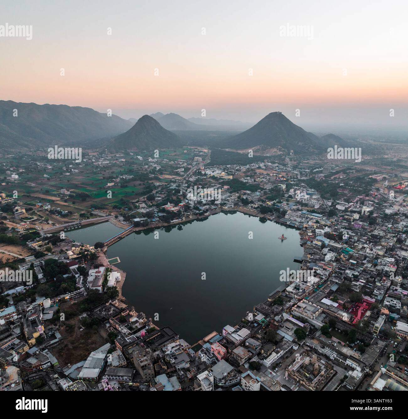 Vista aerea del lago Pushkar con riflessi sereni ed edifici colorati, Pushkar, India. Foto Stock