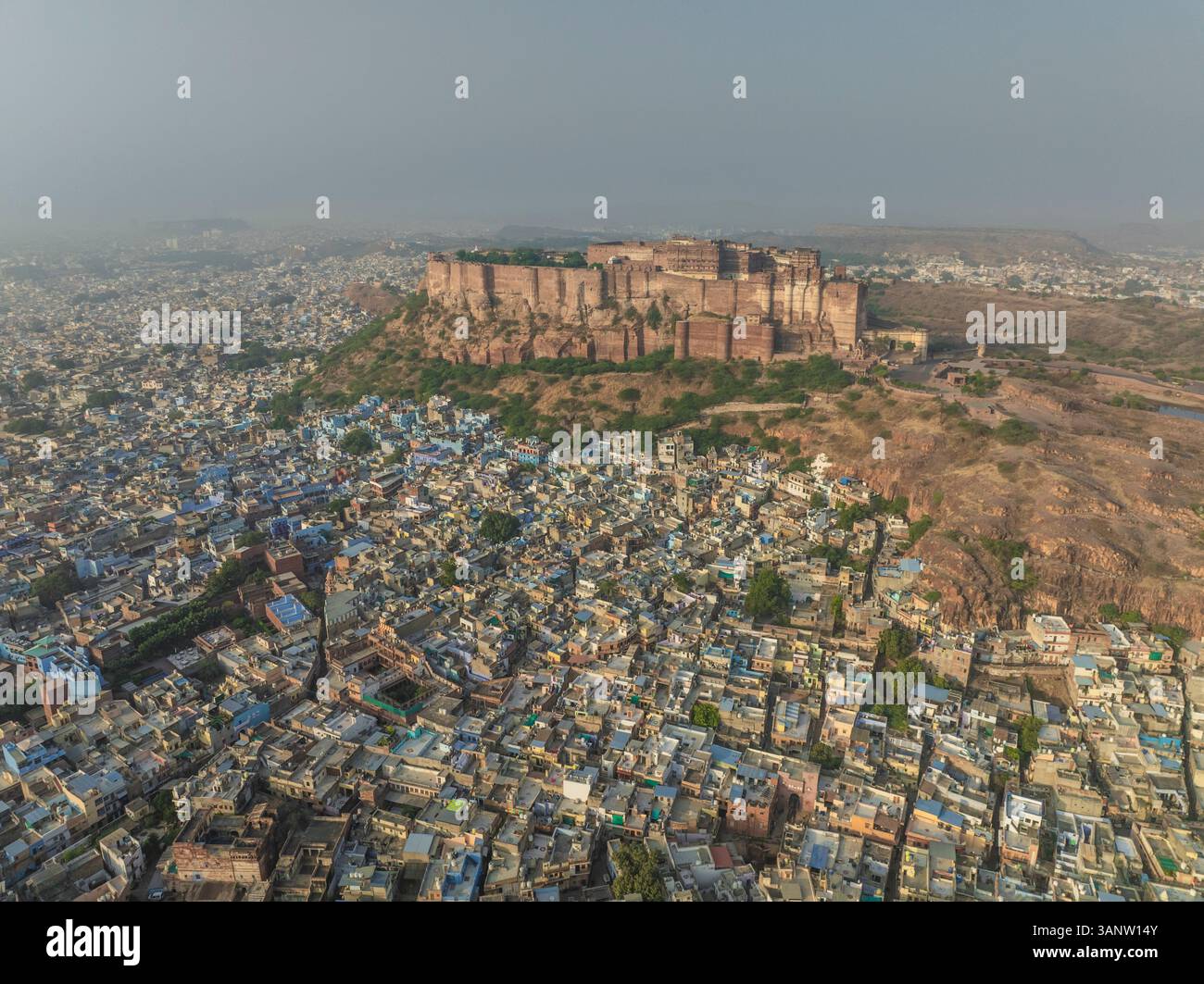 Vista aerea del vivace paesaggio urbano con lo storico forte di Mehrangarh e Gulab Sagar, Jodhpur, India. Foto Stock
