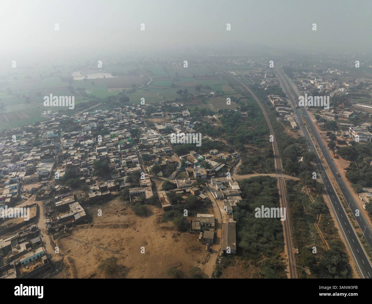 Veduta aerea del bellissimo paesaggio urbano con edifici e strade, Gurki Mandi, Fatehpur Sikri, India. Foto Stock