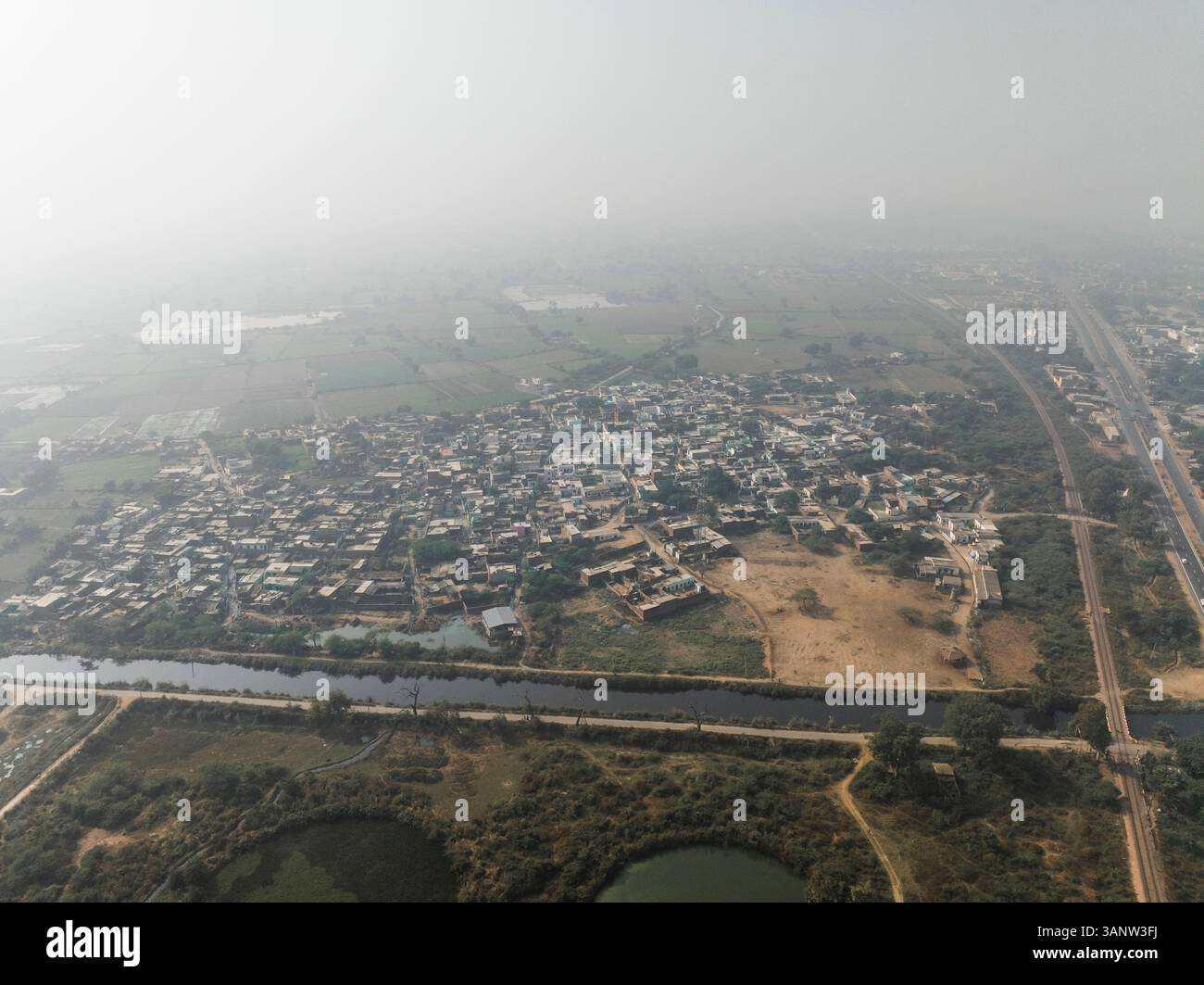 Vista aerea del bellissimo paesaggio del villaggio con case, strade e campi, Fatehpur Sikri, India. Foto Stock