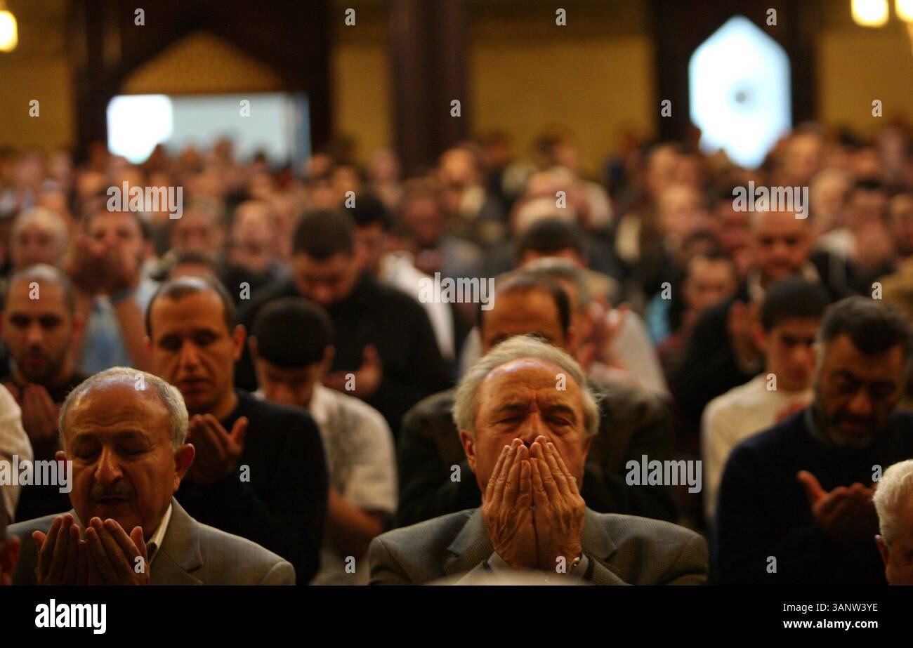 22 aprile 2011 - Michigan, Michigan, Michigan, Stati Uniti - i musulmani pregano durante il servizio di preghiera tenuto presso l'Islamic Center of America a Dearborn, Mich., venerdì 22 aprile 2011. ANDRE J. JACKSON/Detroit Free Press. (Immagine di credito: © Detroit Free Press/ZUMAPRESS.com) Foto Stock