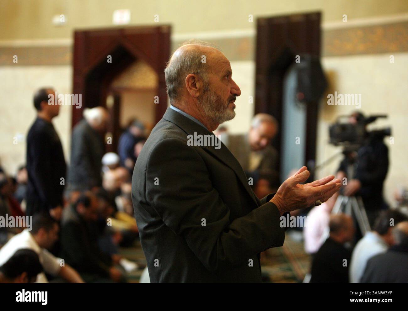 22 aprile 2011 - Michigan, mi, Stati Uniti - Ahmed Ankouny, cqaj di Dearborn prega se stesso prima dell'inizio del servizio di preghiera pomeridiano tenuto presso il Centro Islamico d'America a Dearborn, Mich., venerdì 22 aprile 2011. ANDRE J. JACKSON/Detroit Free Press. (Immagine di credito: © Detroit Free Press/ZUMAPRESS.com) Foto Stock