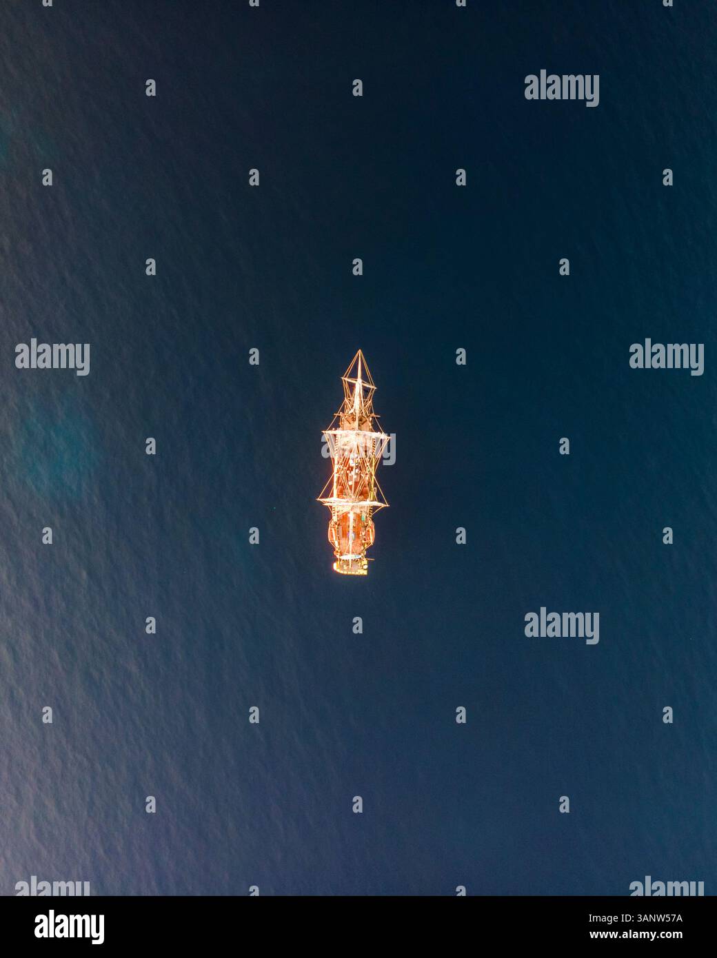 Vista aerea delle splendide barche a vela sull'oceano blu vicino a Enfola, Isola d'Elba, Toscana, Italia. Foto Stock