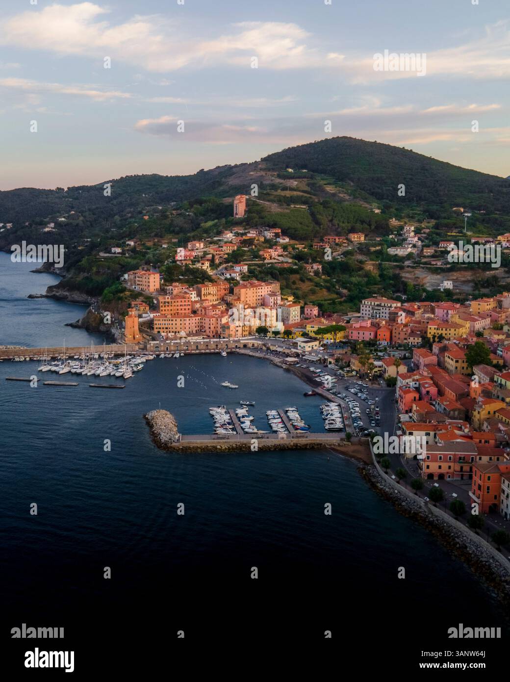 Vista aerea della pittoresca Isola d'Elba con un bellissimo porto e barche ormeggiate, Rio, Livorno, Italia. Foto Stock