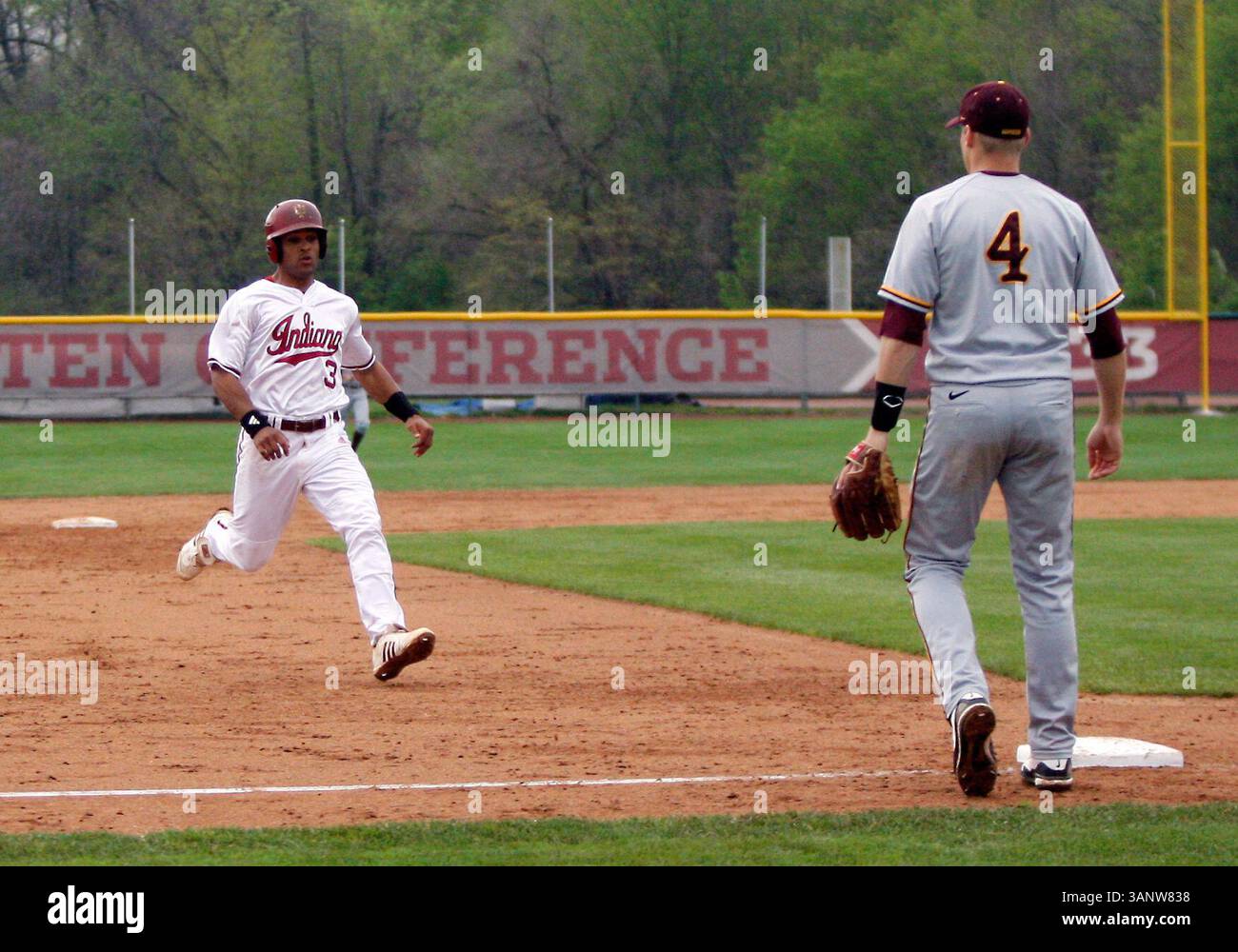 23 aprile 2011: l'indiana Hoosiers, infield/outfield Micah Johnson (3), corre sano e salvo terzo durante una partita di baseball NCAA tra il Minnesota e l'Indiana University al Sembower Field di Bloomington, Indiana. (Immagine di credito: © Pat Lovell/Cal Sport Media/ZUMAPRESS.com) Foto Stock