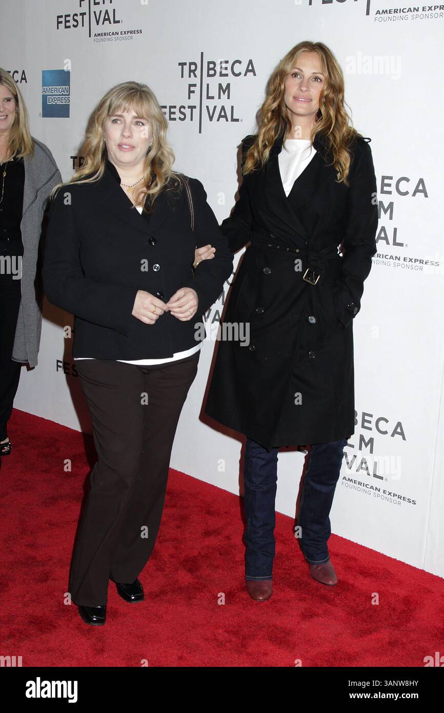 23 aprile 2011 - New York, New York, Stati Uniti - 2011 Tribeca Film Festival . Prima mondiale di Jesus Henry Christ. BMCC, NEW YORK. 23 aprile 2011.Photos by , Photos Inc 2011.JULIA ROBERTS E SUA SORELLA LISA GILLAN(immagine di credito: © Sonia Moskowitz/Globe Photos/ZUMAPRESS.com) Foto Stock