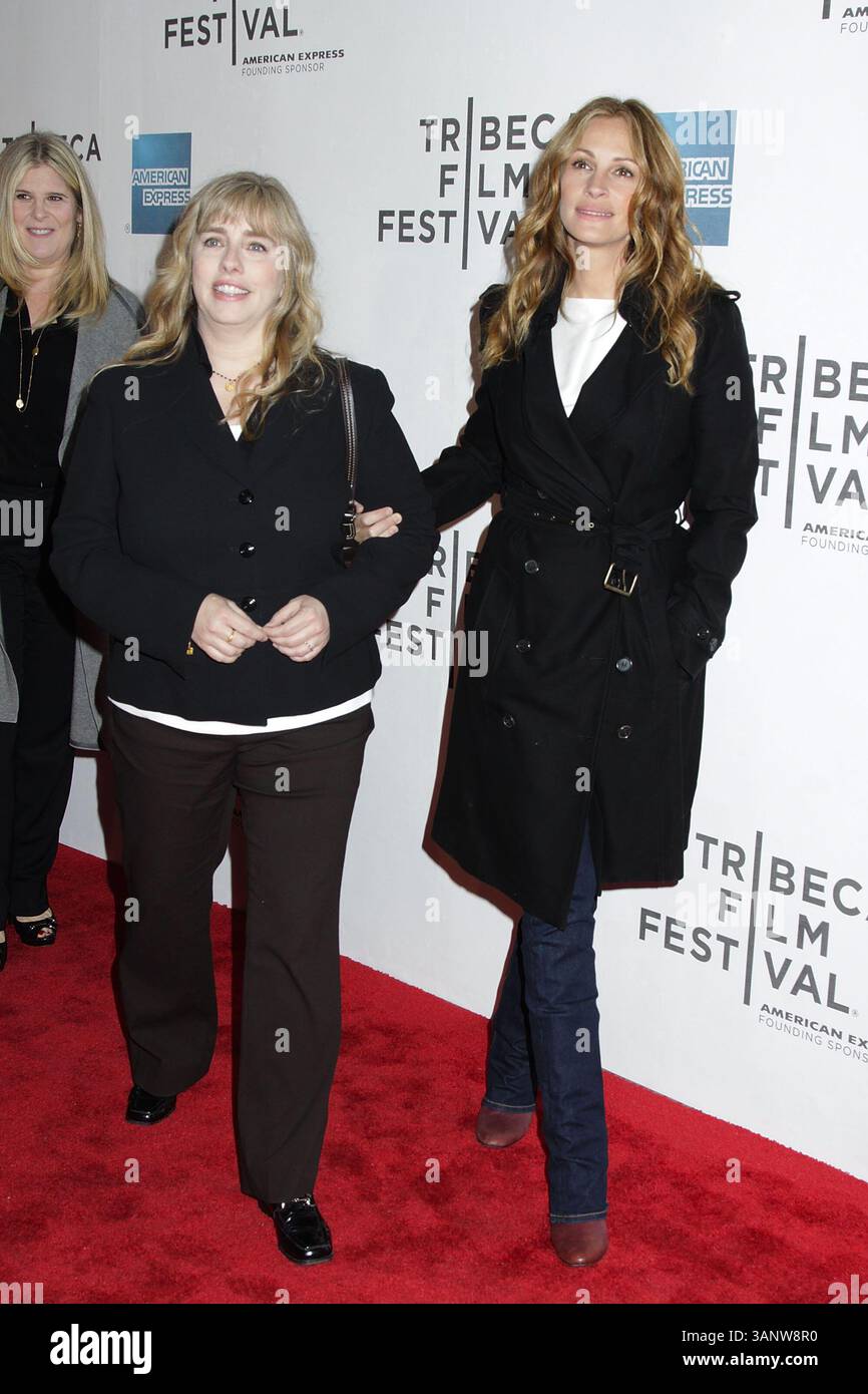 23 aprile 2011 - New York, New York, Stati Uniti - 2011 Tribeca Film Festival . Prima mondiale di Jesus Henry Christ. BMCC, NEW YORK. 23 aprile 2011.Photos by , Photos Inc 2011.JULIA ROBERTS E SUA SORELLA LISA GILLAN(immagine di credito: © Sonia Moskowitz/Globe Photos/ZUMAPRESS.com) Foto Stock
