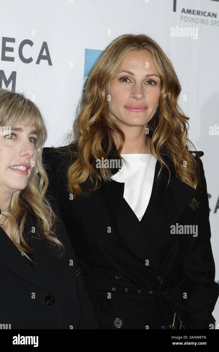 23 aprile 2011 - New York, New York, Stati Uniti - 2011 Tribeca Film Festival . Prima mondiale di Jesus Henry Christ. BMCC, NEW YORK. 23 aprile 2011.Photos by , Photos Inc 2011.JULIA ROBERTS E SUA SORELLA LISA GILLAN(immagine di credito: © Sonia Moskowitz/Globe Photos/ZUMAPRESS.com) Foto Stock