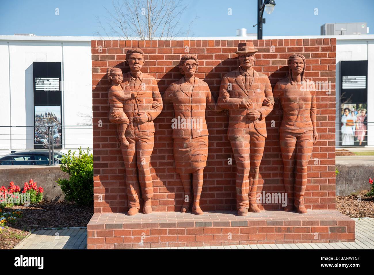 Montgomery, Alabama - Legacy Plaza, che contiene opere d'arte sul movimento per i diritti civili. La piazza è di fronte al Legacy Museum, bot Foto Stock