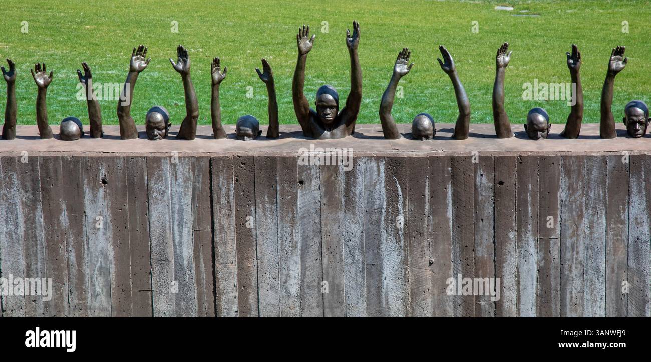 Montgomery, Alabama - il National Memorial for Peace and Justice documenta e memorizza le oltre 4400 vittime dei linciaggi razziali che si verificano Foto Stock