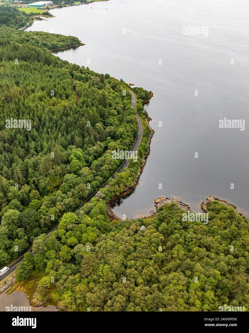 Veduta aerea di Loch Creran con strada tortuosa circondata da lussureggiante foresta e tranquilla costa, Oban, Scozia. Foto Stock