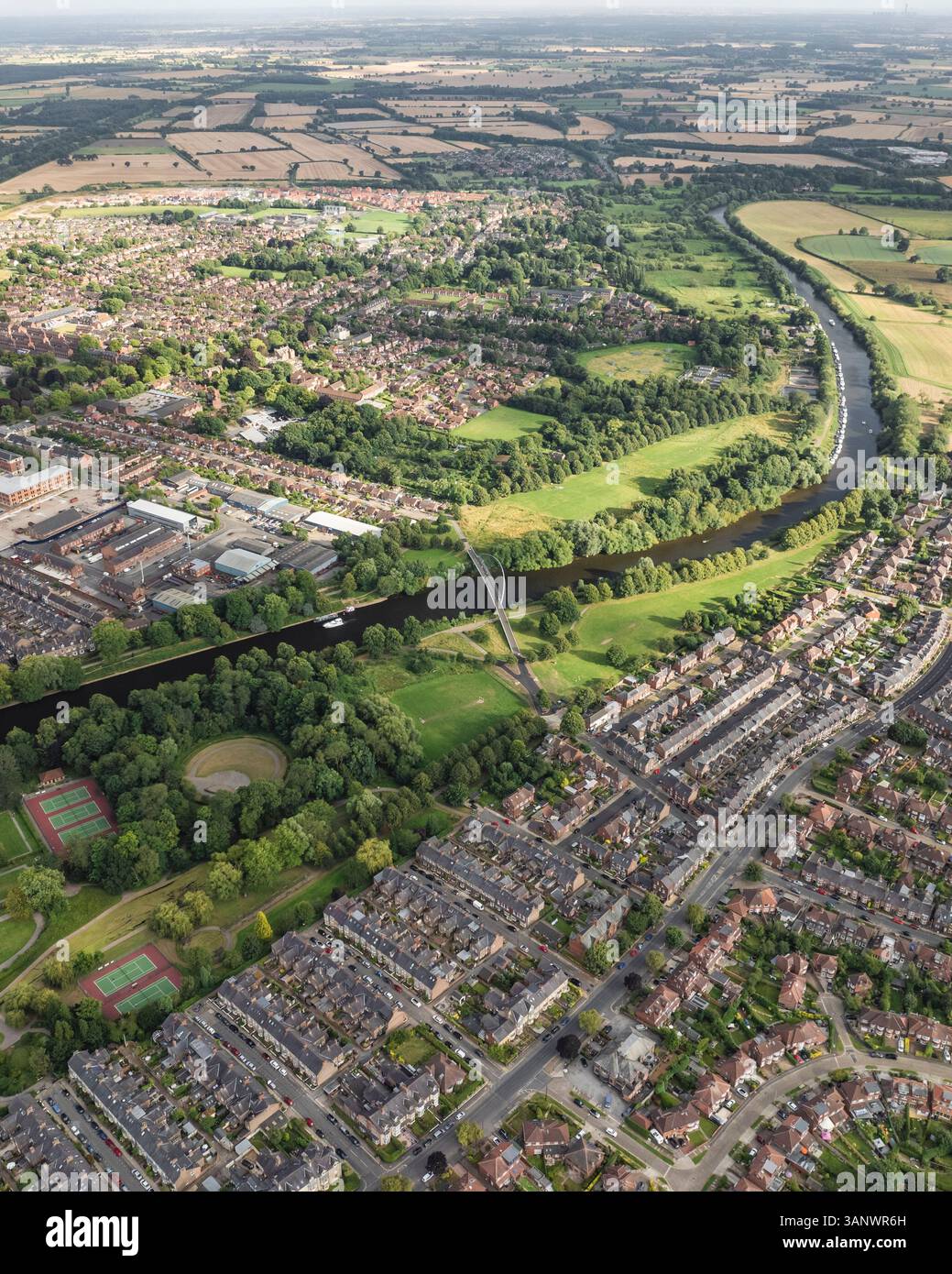 Vista aerea dello splendido fiume Ouse che si snoda attraverso una lussureggiante campagna con case e campi da tennis, York, Inghilterra. Foto Stock