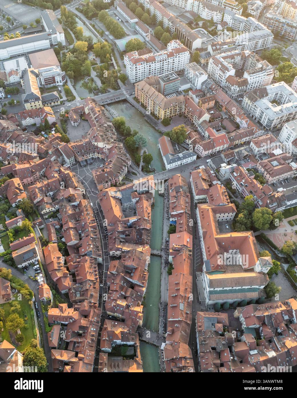 Vista aerea della pittoresca architettura medievale e degli affascinanti canali nella città vecchia di Annecy, Francia. Foto Stock