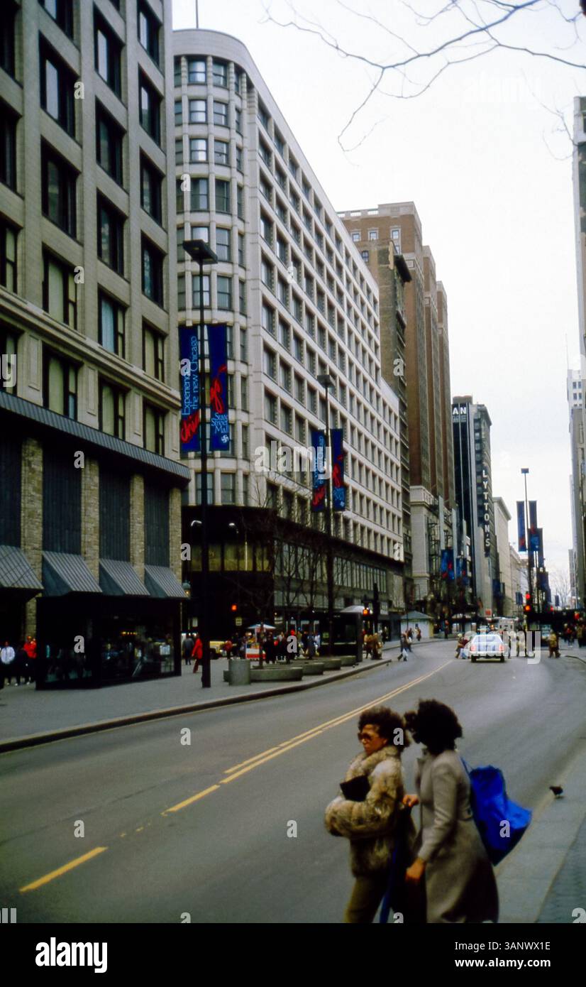 Chicago a metà degli anni ottanta. Edificio conosciuto come Carson Pirie Scott & Co, chiamato ora Sullivan Center visto da West Calhoun Place e South State Street. Edificio commerciale all'angolo con Madison, progettato da Louis Sullivan e' una notevole struttura in acciaio con molte finestre e molta luce del giorno all'interno. Stati Uniti 1984. Foto Stock