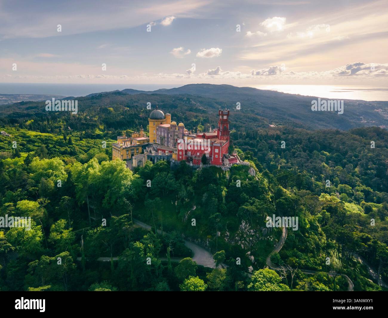 Vista aerea del Palazzo pena, un palazzo romanticista in cima a una collina nel parco al tramonto, Sintra, Lisbona, Portogallo. Foto Stock