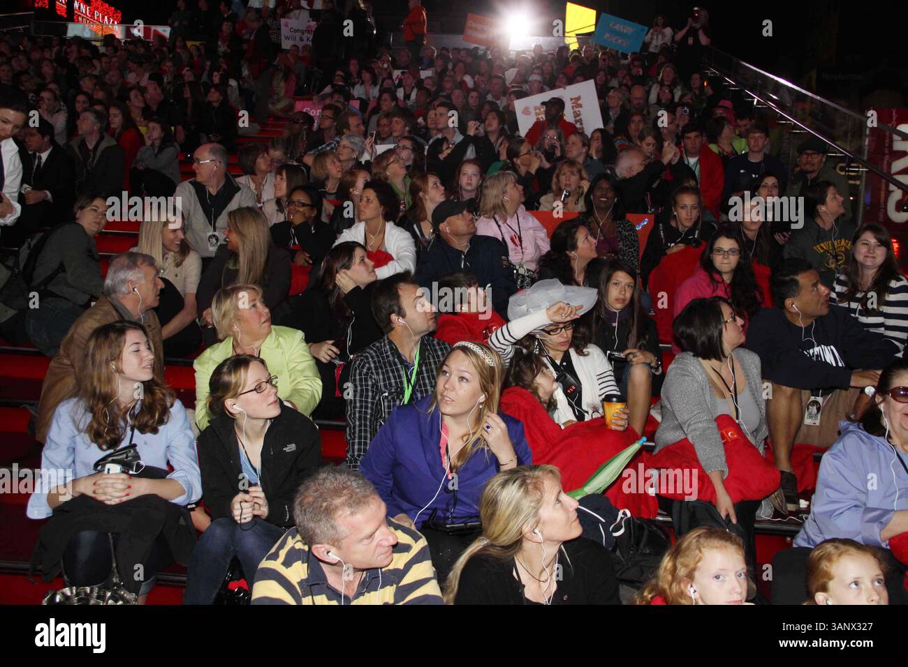 29 aprile 2011 - New York, New York, Stati Uniti - KATE MIDDLETON ANDPRINCE WILLIAM. Matrimonio al TLC festa di osservazione a Times Square.47st e Broadway New York 04-29-2011. Foto di - Photos, inc..atmosfera (immagine di credito: © John Barrett/Globe Photos/ZUMAPRESS.com) Foto Stock