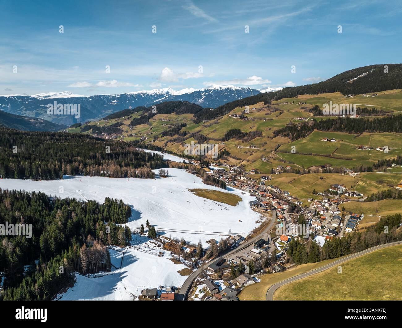 Vista aerea della Val di Funes con pittoresco villaggio di montagna, Val di Funes, alto Adige, Italia. Foto Stock
