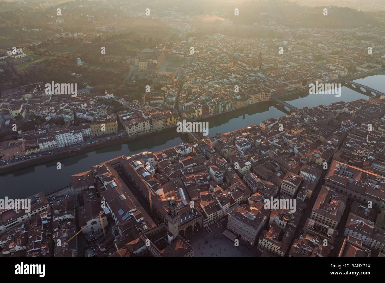 Vista aerea del centro di Firenze lungo il fiume Arno al tramonto, Firenze, Toscana, Italia. Foto Stock