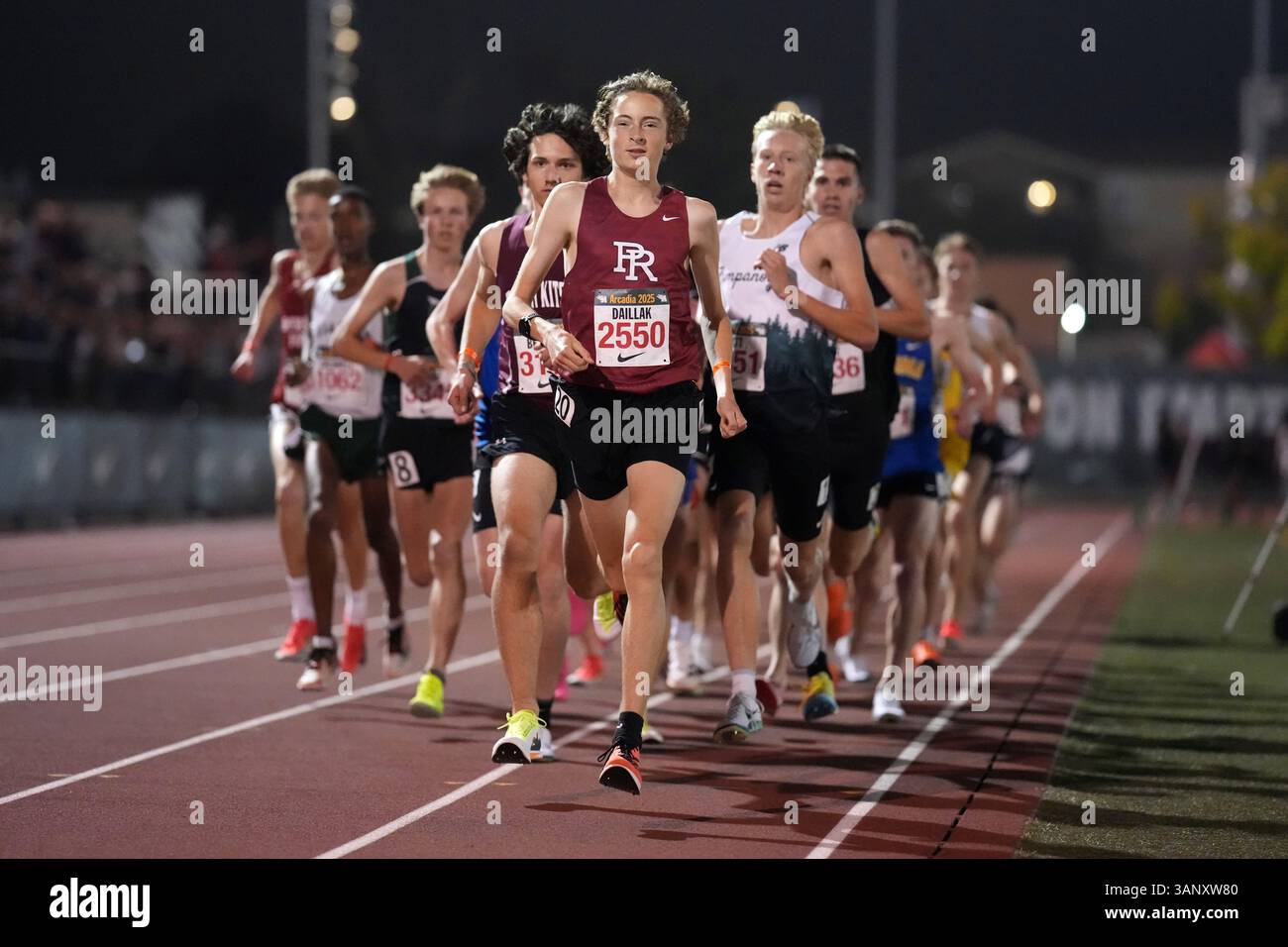 Tyler Daillak (2550) di Paso Robles guida i 3.200 m seminati durante la 57a Arcadia Invitational alla Arcadia High School, sabato 12 aprile 2025, ad Arcadia, calib. Foto Stock