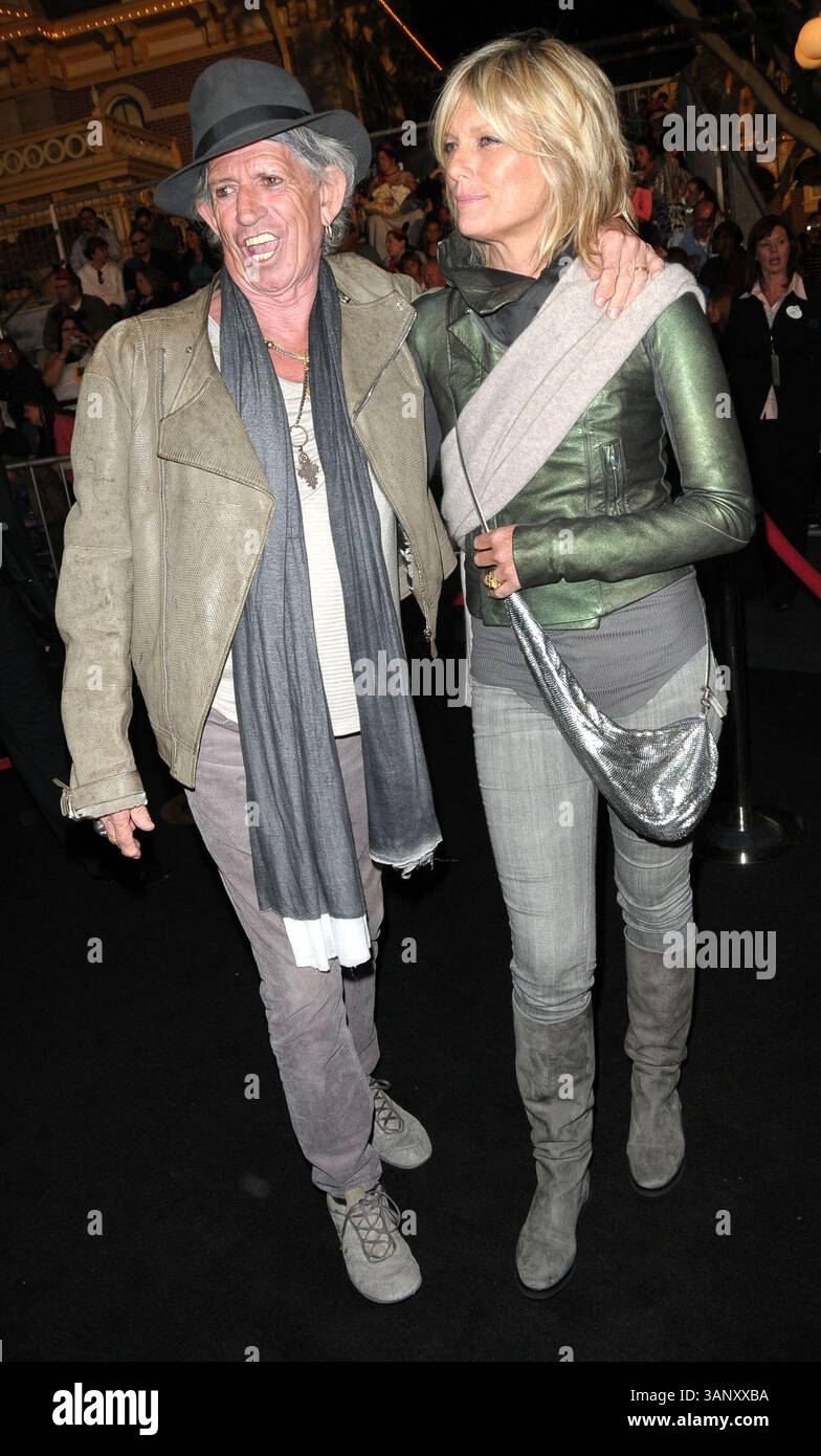 7 maggio 2011 - Los Angeles, California, USA - il musicista KEITH RICHARDS e PATTI HANSEN alla prima mondiale dei Pirati dei Caraibi su Stranger Tides tenutasi a Disneyland, Anaheim. (Immagine di credito: © Jeff Frank/ZUMAPRESS.com) Foto Stock