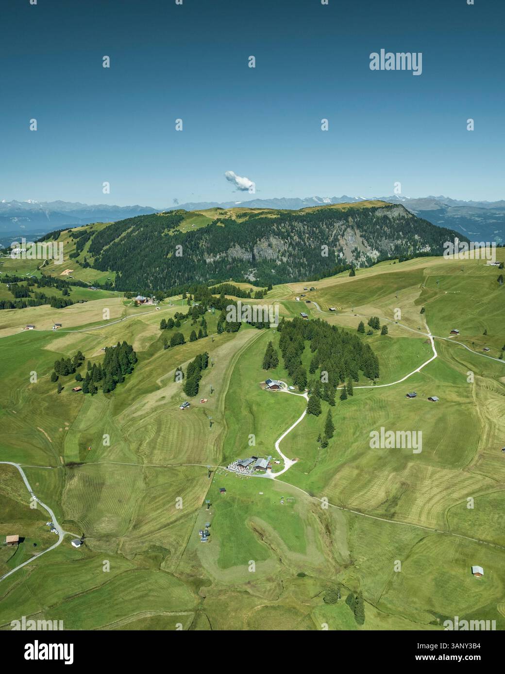 Veduta aerea dell'Alpe di Siusi sulle Dolomiti, Trentino, alto Adige nel Nord Italia. Foto Stock