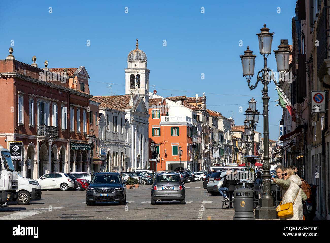 Chioggia, Italia - 3 marzo 2025: Veduta di corso del popolo, la strada principale del centro storico Foto Stock