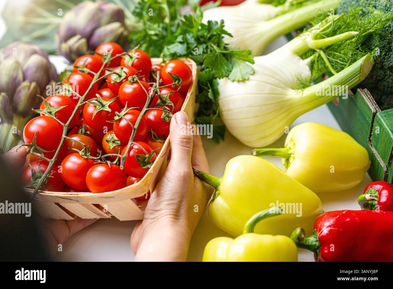 Mani che tengono verdure biologiche da fattoria a tavola Foto Stock