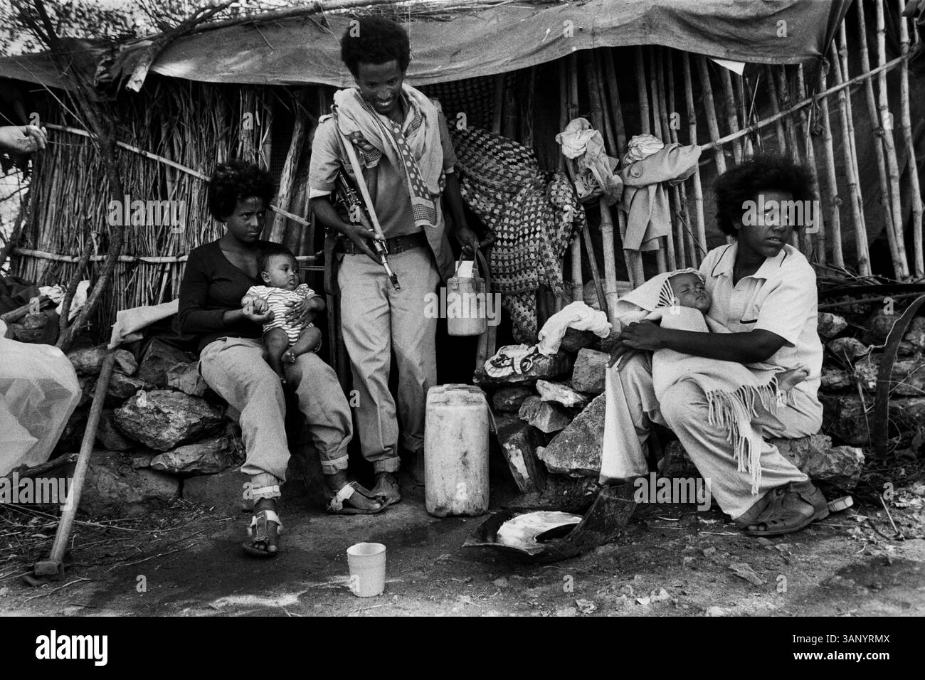 01 giu 2008 - Hausien, Tigray, Etiopia - donne combattenti con i loro bambini in un campo cespuglio. Si trova nei pressi di Hausien, bombardata dal Derg il 22 giugno 1988 e 2.000 persone uccise. (Immagine di credito: © Gerry McCann/ZUMAPRESS.com) Foto Stock