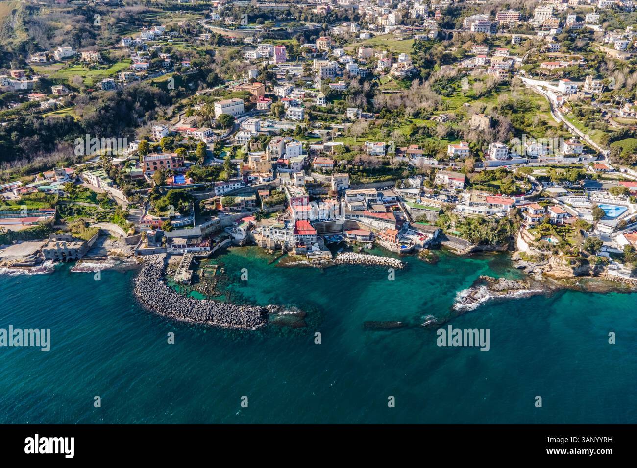 Veduta aerea di Marechiaro, un piccolo porto lungo la costa di Napoli, Campania, Italia. Foto Stock