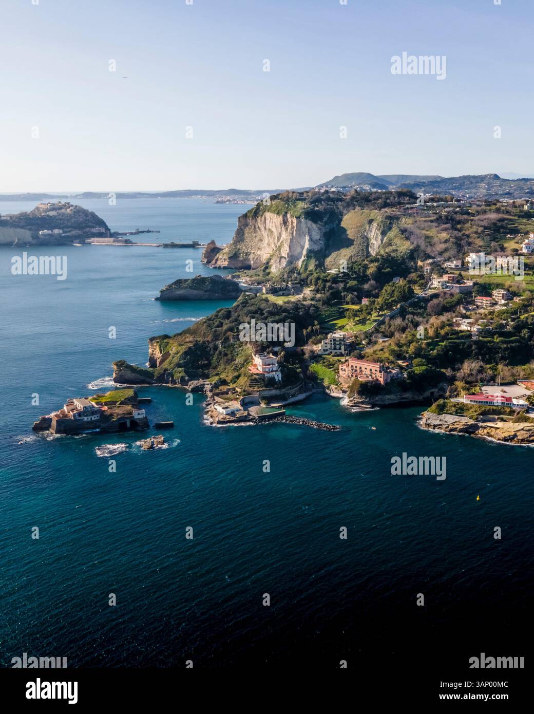 Veduta aerea di Marechiaro, un piccolo porto lungo la costa di Napoli, Campania, Italia. Foto Stock