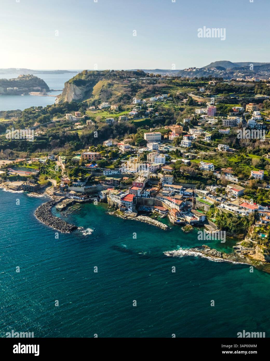 Veduta aerea di Marechiaro, un piccolo porto lungo la costa di Napoli, Campania, Italia. Foto Stock