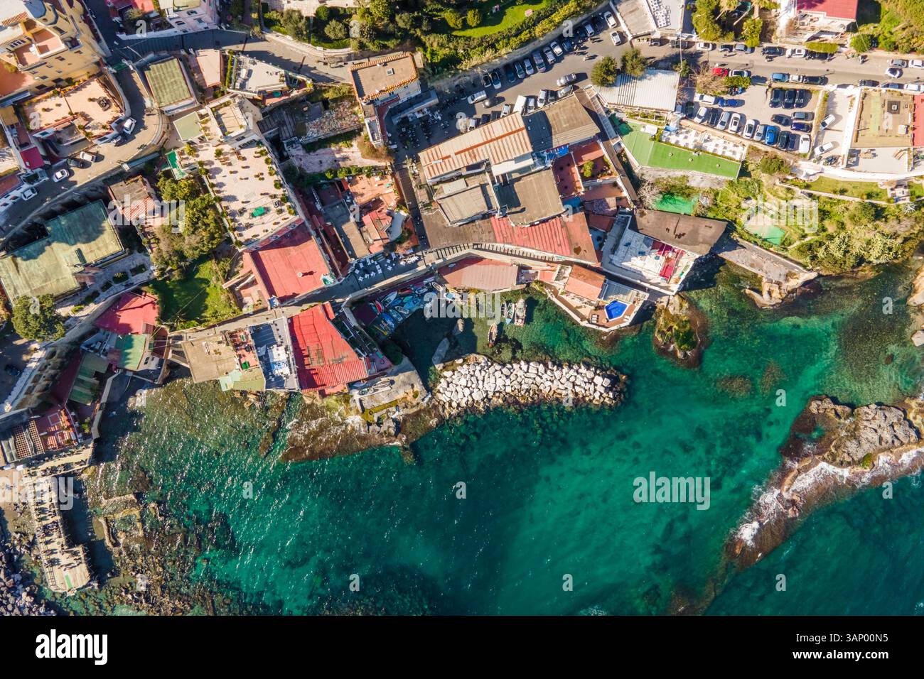 Veduta aerea di Marechiaro, un piccolo porto lungo la costa di Napoli, Campania, Italia. Foto Stock