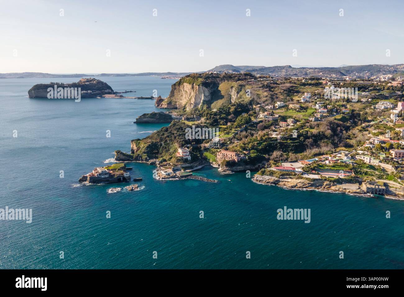 Veduta aerea di Marechiaro, un piccolo porto lungo la costa di Napoli, Campania, Italia. Foto Stock