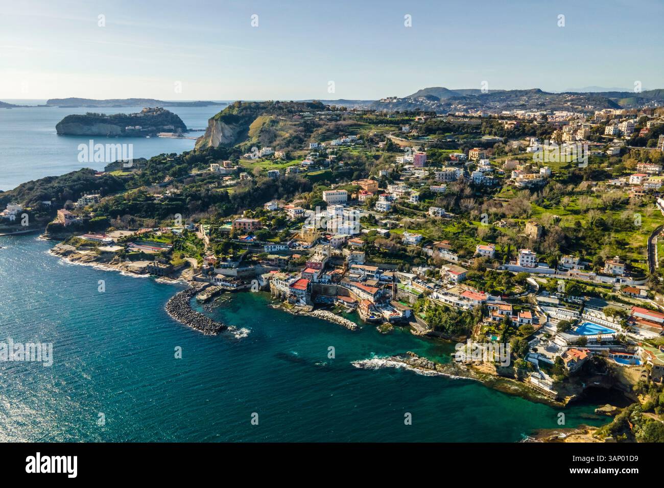 Veduta aerea di Marechiaro, un piccolo porto lungo la costa di Napoli, Campania, Italia. Foto Stock