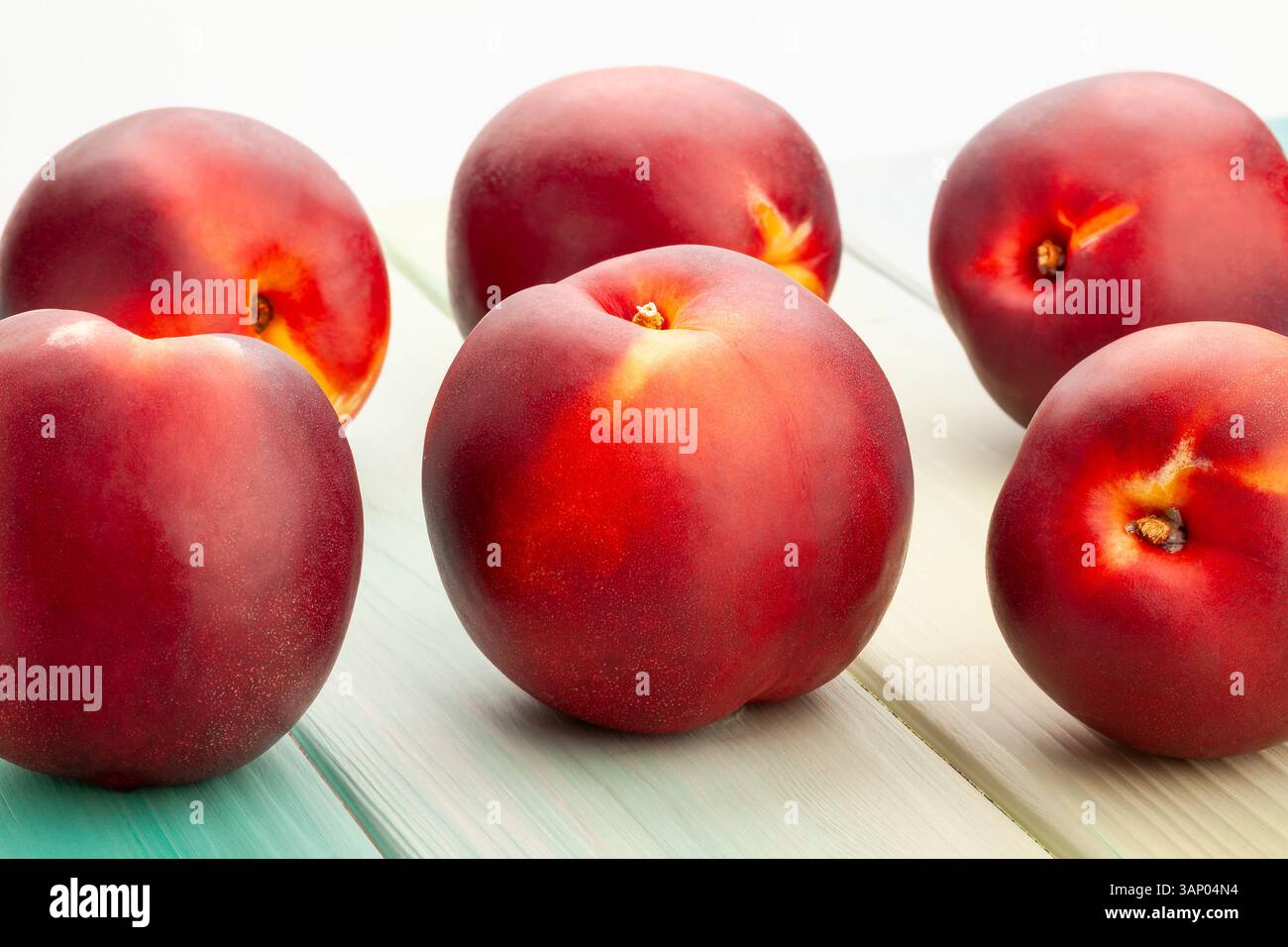 gruppo di nettarine su sfondo di legno Foto Stock