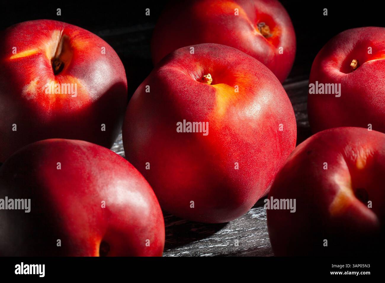 nettarina su sfondo in legno nero Foto Stock