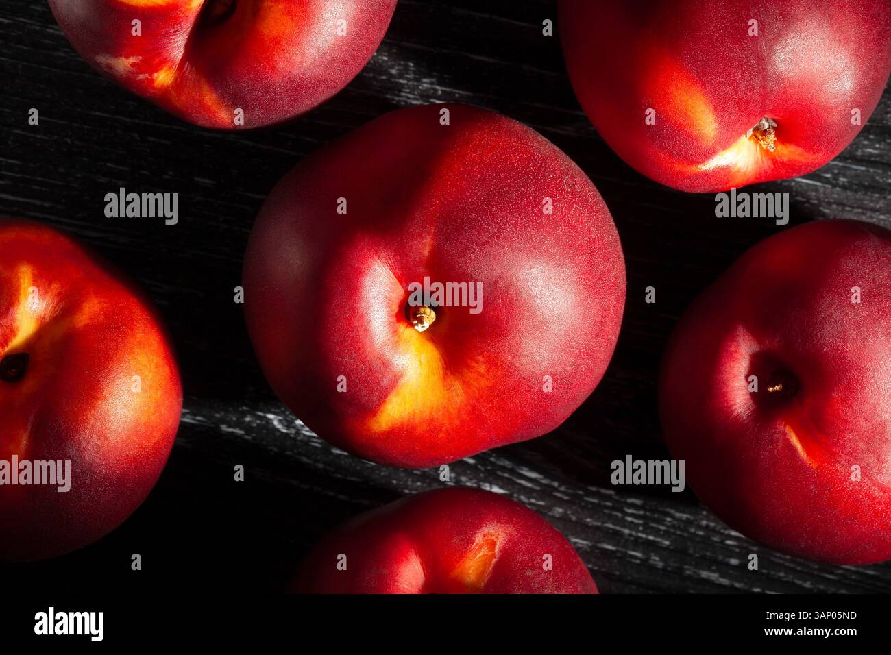 vista dall'alto di nettarina su sfondo in legno nero Foto Stock