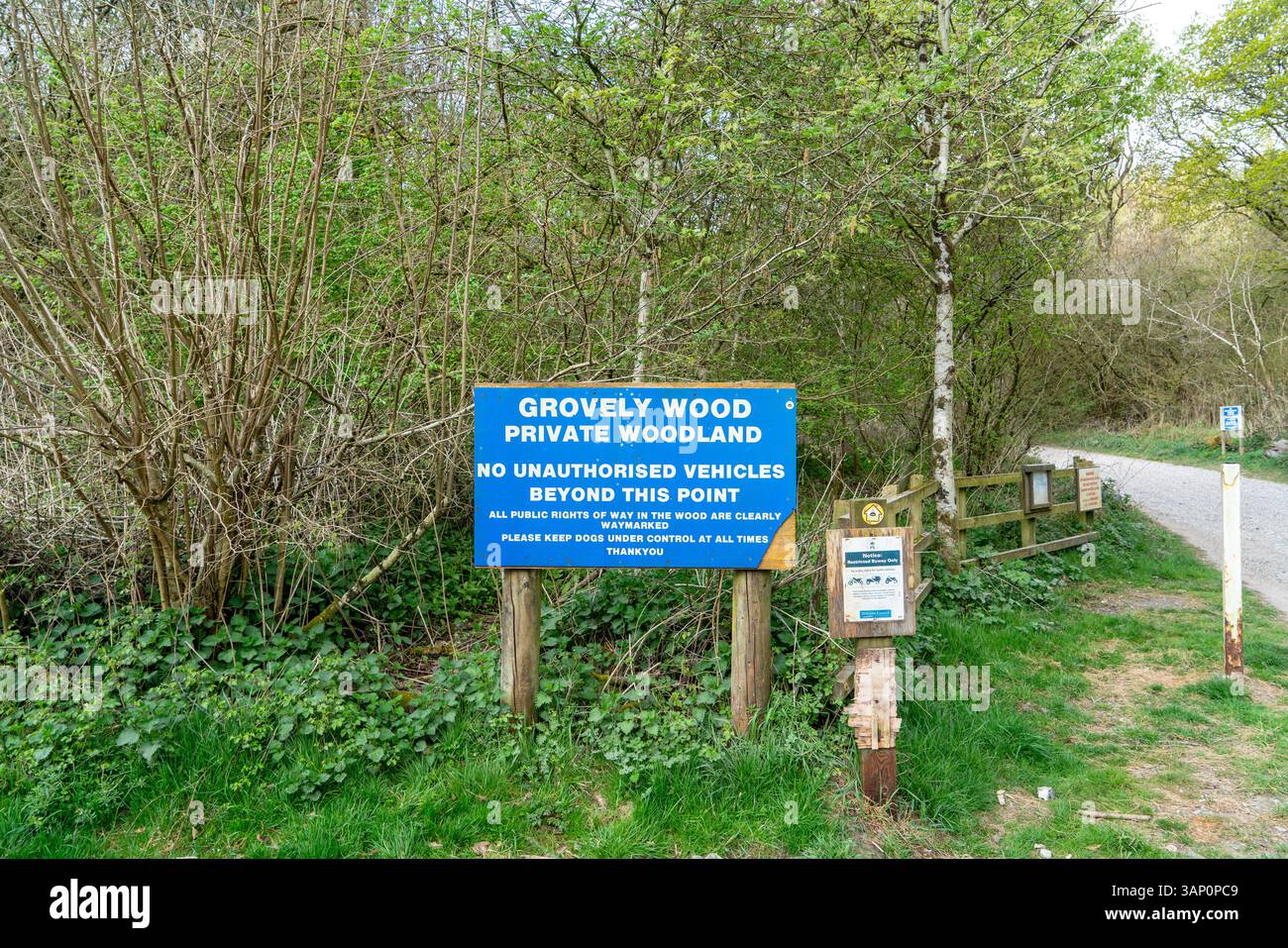 Cartello all'ingresso del bosco privato di Grovely Wood Foto Stock