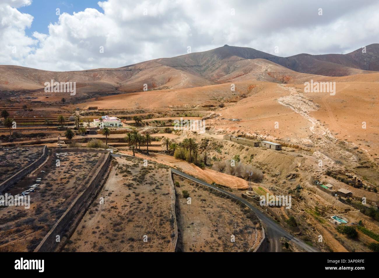Vista aerea delle case in campagna vicino a Betancuria, Fuerteventura, Isole Canarie, Spagna. Foto Stock